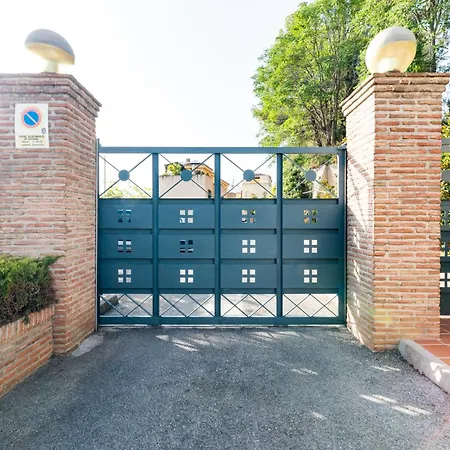 Rolando House, Free Parking Grenade